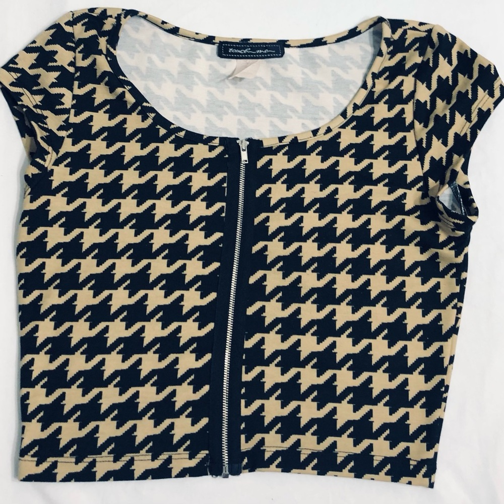 Touch Me Women’’s crop Top: zipper up, round neck, short sleeves..M